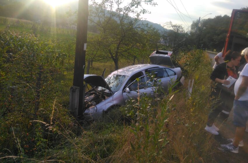  Accident rutier la Bistrița Bârgăului! O masină a ieșit de pe carosabil și s-a izbit de un stâlp