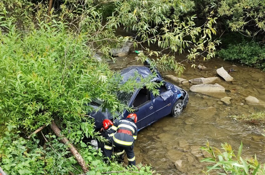  Accident! O mașină a ajuns în râu la Poiana Ilvei