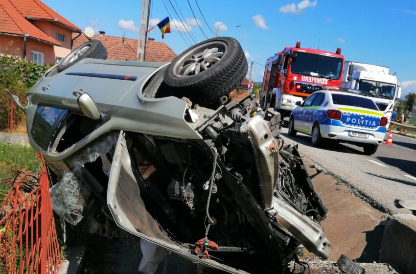  Accident rutier la Reteag! O mașină a ieșit de pe carosabil și s-a răsturnat!