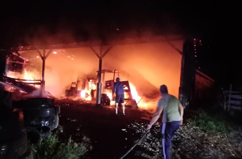  Un incendiu a izbucnit azi-noapte la o hală din localitatea Lunca Ilvei