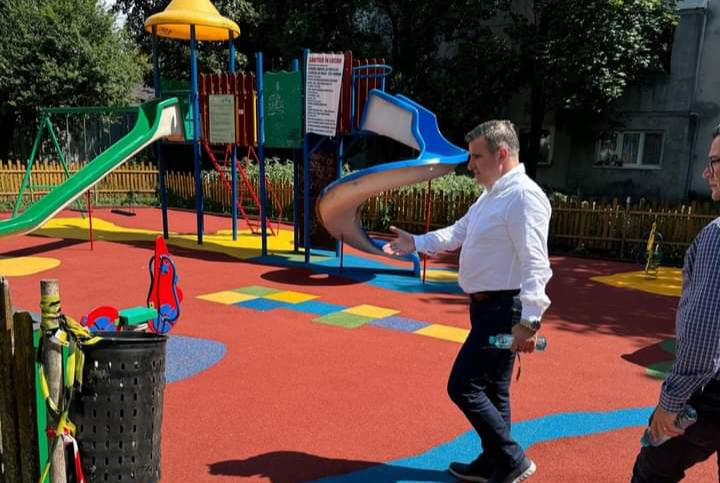  Spatiul de joacă de pe strada Arțarilor din Bistrița va avea tartan