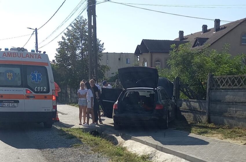 Accident! O mașină a intrat într-un gard la Jelna