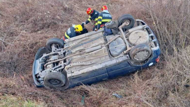  ACCIDENT! Autoturism răsturnat pe plafon la Crainimăt!