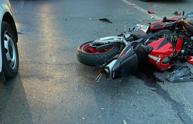  Accident rutier la Poiana Ilvei! Un motociclist a căzut și prezintă traumatism cranian!