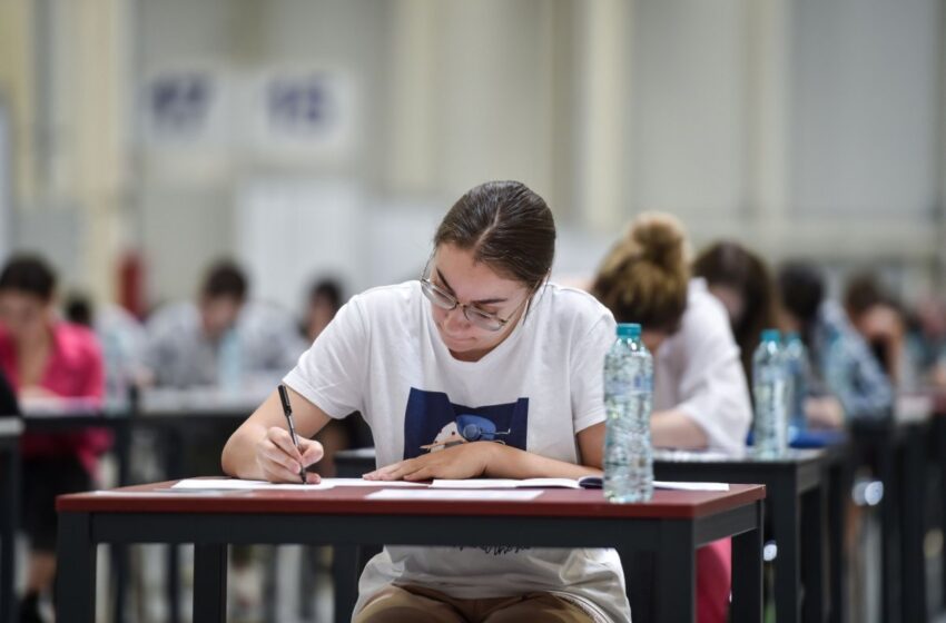  Luni încep probele scrise din a doua sesiune a examenului de Bacalaureat din acest an