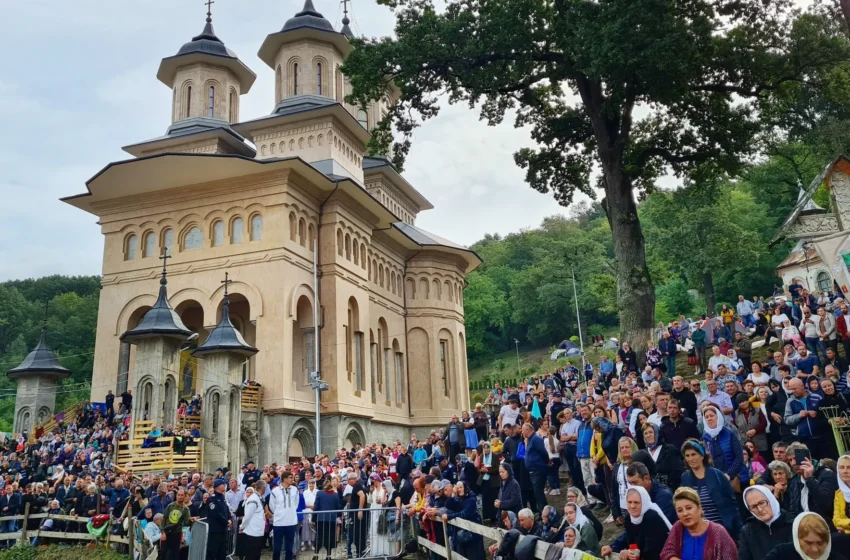  Programul slujbelor la Mănăstirea Nicula cu ocazia Praznicului Adormirii Maicii Domnului
