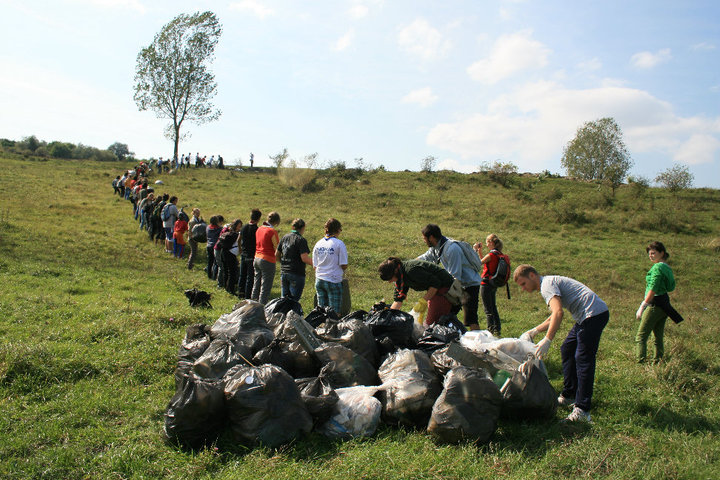  Peste 76 de tone de deșeuri adunate de voluntarii din Bistrița-Năsăud în campania „Let`s Do It, România”