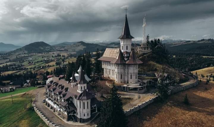  Mănăstirea Piatra Fântânele își serbează hramul de Sfântă Mărie Mică