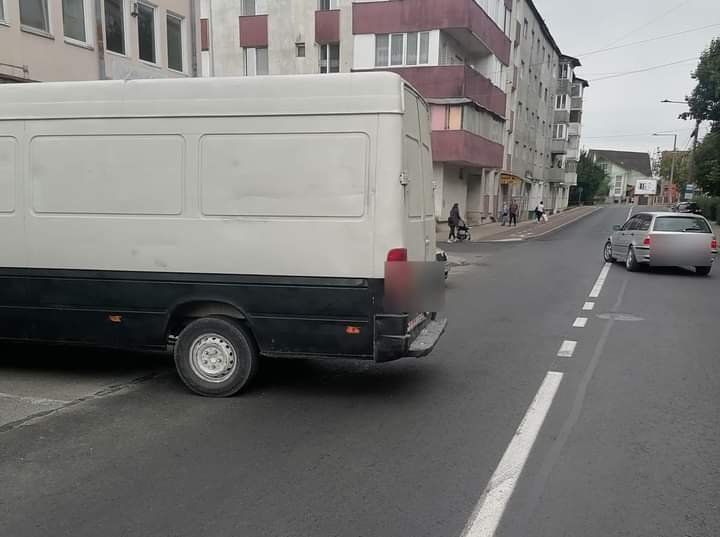  Șoferul unei autoutilitare parcată neregulamentar, amendat de Poliția Locală Bistrița. FOTO