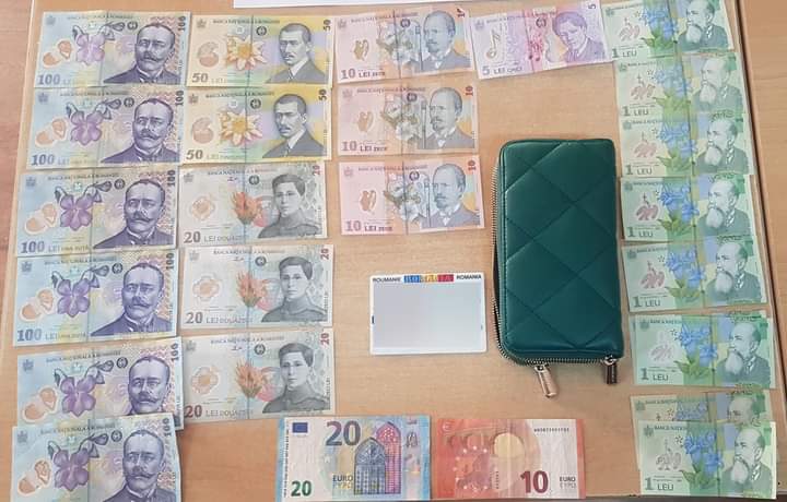  Un portofel al unei femei din Bistrița a fost găsit de un polițist local