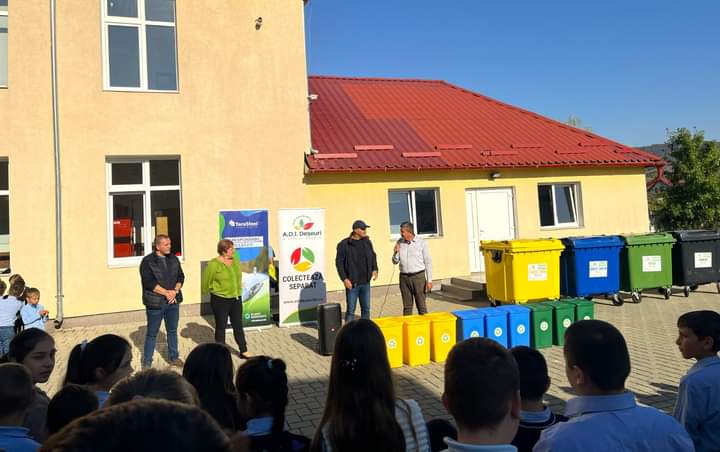  ADI Deșeuri: 400 de pubele colorate și 40 de containere mari au fost amplasate în 10 școli din județ! FOTO