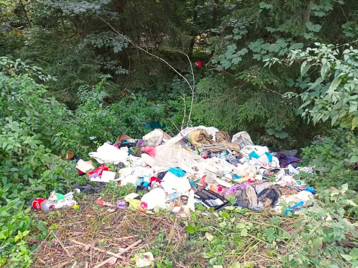  Bărbat din Anieș amendat de inspectorii ADI Deșeuri pentru abandonul de deșeuri în natură. FOTO