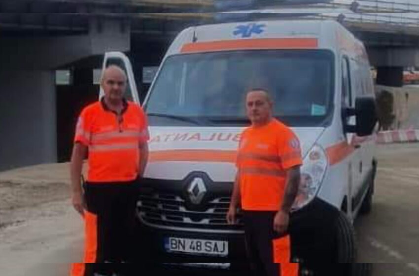  Doi ambulanțieri bistrițeni au salvat un bărbat rănit grav într-un accident rutier