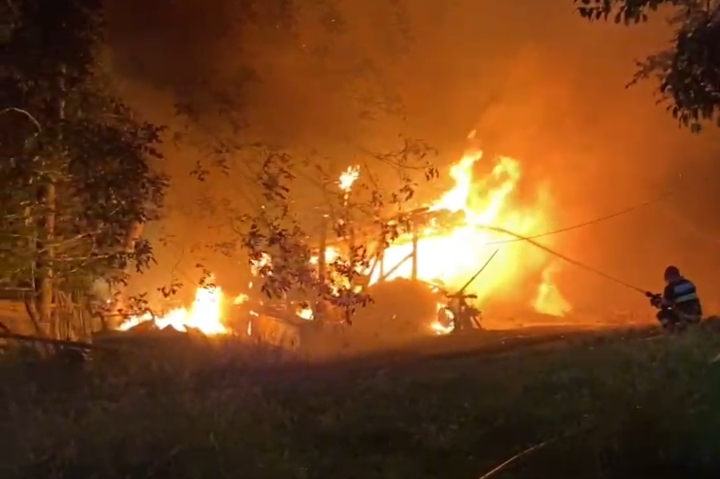  Incendiu la o casă de locuit din Năsăud! VIDEO