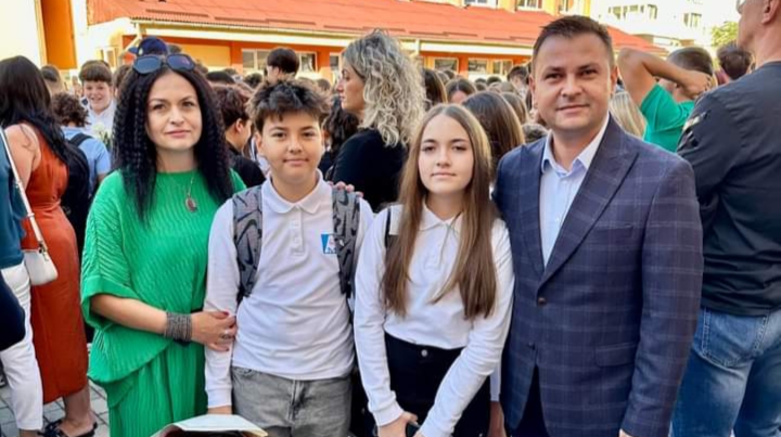  Daniel Suciu: În curte la #AndreiMureșanu nu pot fi decât părinte și fost absolvent. FOTO