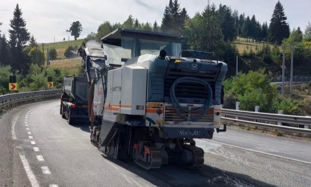  Se fac pregătiri pentru turnarea covorului asfaltic între Piatra Fântânele și  Pasul Pasul Tihuța. FOTO