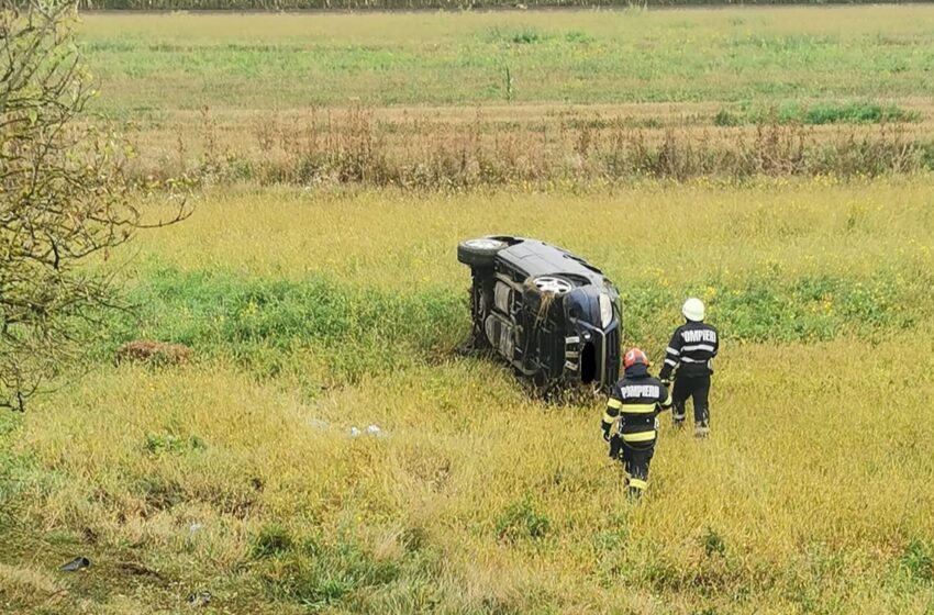  Accident rutier la ieșirea din Lechința! Un autoturism s-a răsturnat și a ieșit în decor