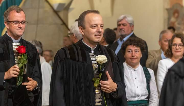  A fost instalat noul preot la Biserica Evanghelică din Bistrița. FOTO