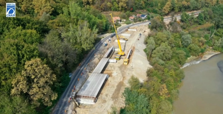  Se execută lucrări pe DN 17D, în zona localității Beclean. VIDEO