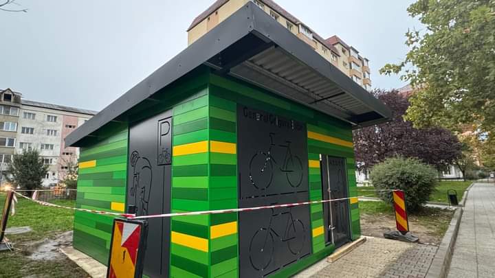  Containere Smart Box pentru depozitarea securizată a bicicletelor la Bistrița. FOTO