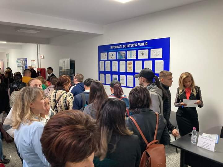  Peste 400 de bistrițeni, dintre care 198 de absolvenți, au participat la Bursa locurilor de muncă organizată de AJOFM BN