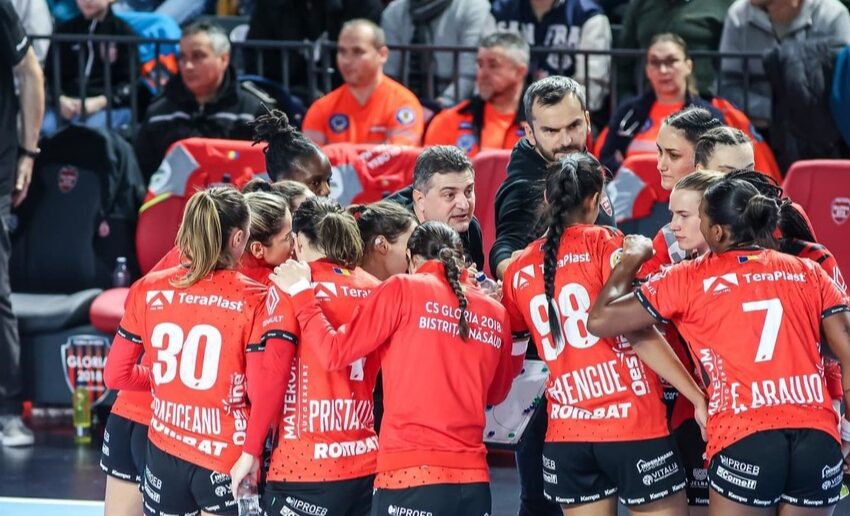  Victorie uriașă a Gloriei Bistrița la Râmnicu Vâlcea 28-32. Incredibila De Arruda și ale ei 22 de parade. Echipa lui Pera urcă pe podium. Laslo nu a prins lotul