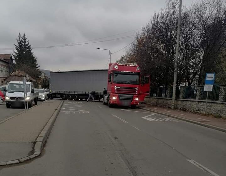  Remorcă desprinsă de pe un camion pe strada Ioan Slavici din Bistrița