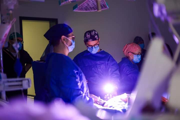  Prima operație cu robotul Da Vinci a dr. Răzvan Couți și a echipei de la Urologie la SCJU Bistrița