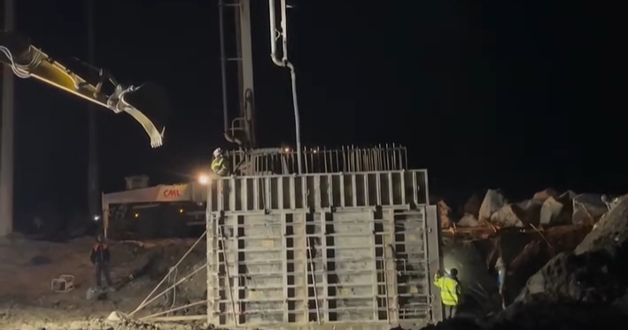  Se lucrează la podul care va lega localitățile Căianu Mic și Căianu Mare pe drumul vicinal Calea Onii. VIDEO