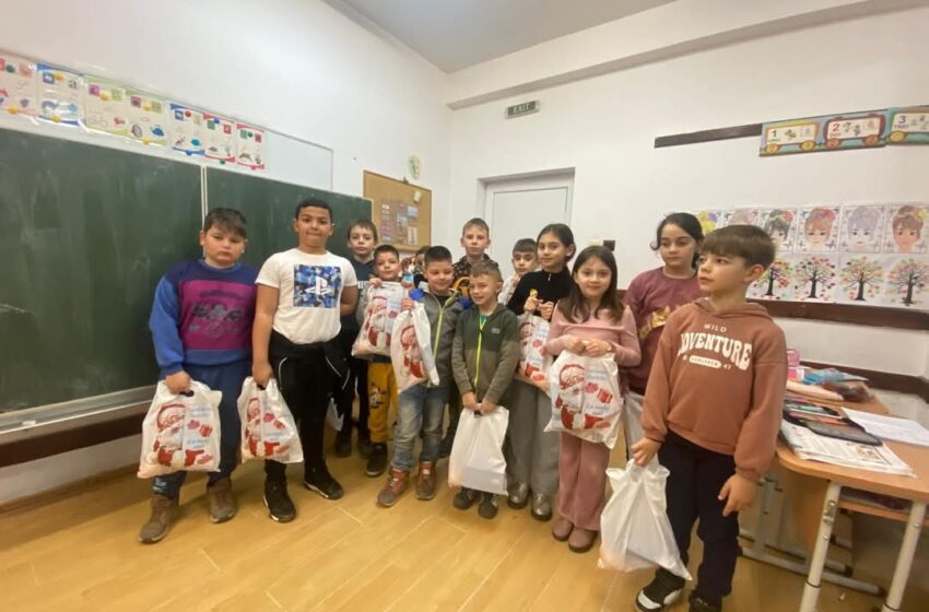  A venit Moș Nicolae la Școala Gimnazială Budacu de Jos , precum și colegii lor mai mici, de la grădinițe