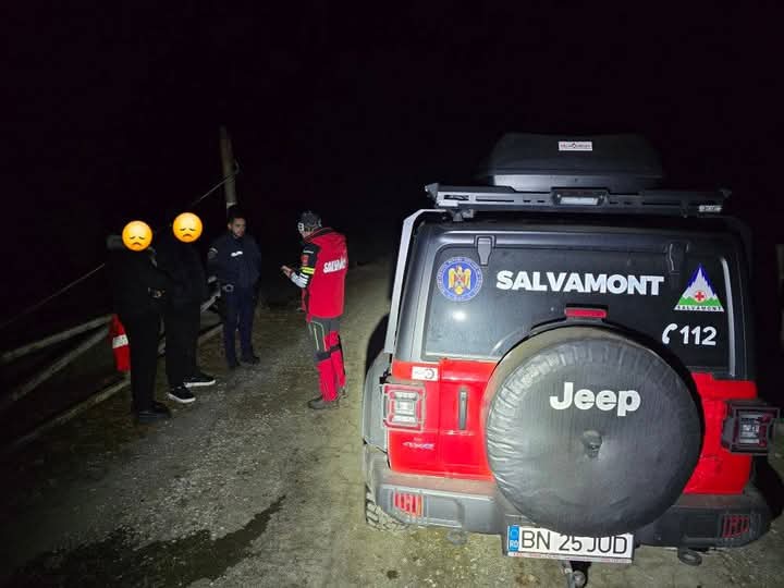  Două persoane blocate cu mașina în zăpadă, au fost salvate de salvamontiștii bistrițeni în zona Dealu Negru. FOTO