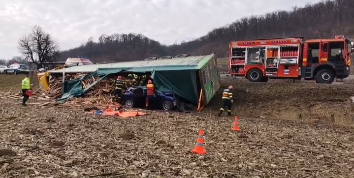  Accident grav între Salva și Coșbuc. Un tir s-a răsturnat peste un autoturism