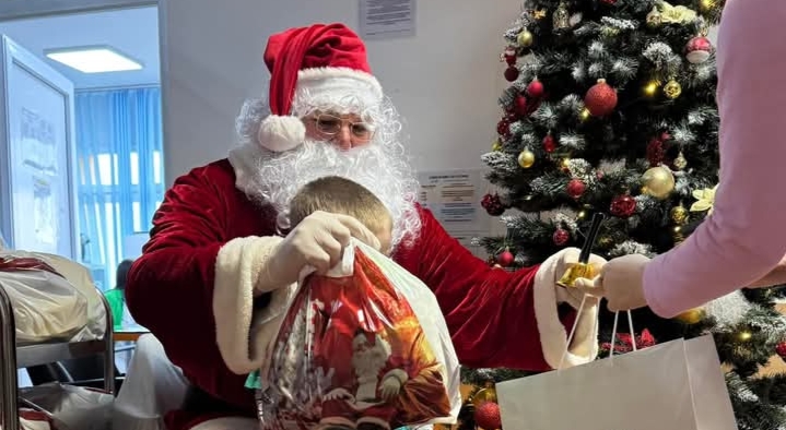  În ajun de Crăciun Moșul a dus daruri copiilor internați în secția de pediatrie de la SCJU Bistrița. FOTO