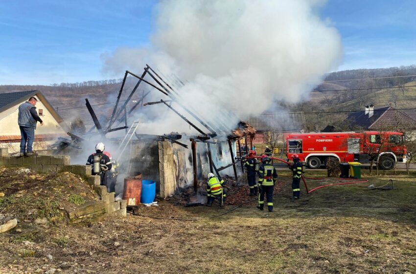  Incendiu violent la o casă din Caila, stins de pompierii bistrițeni. FOTO/VIDEO