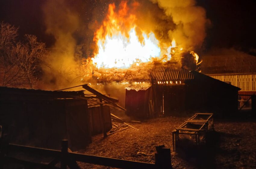  Incendiu devastator într-o gospodărie din localitatea Șanț. FOTO/VIDEO