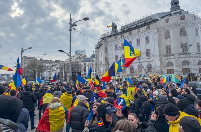  A început Mitingul pentru Democrație din Piața Universității de la București