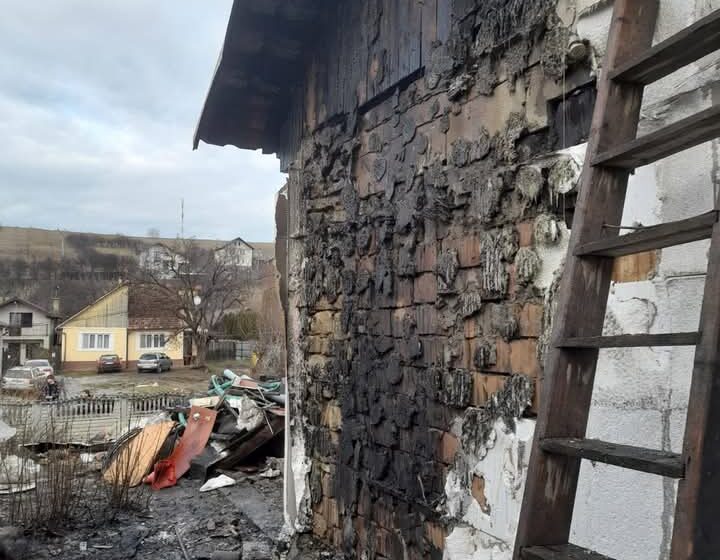  O femeie a ajuns la spital cu arsuri grave după un incendiu la o afumătoare din Dumitra. FOTO