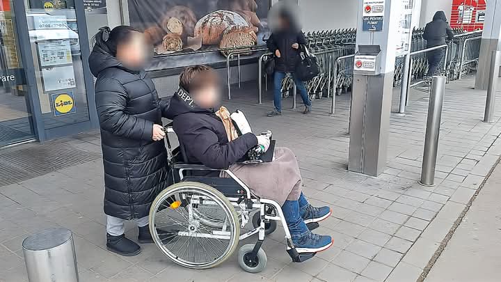  𝗠𝗶𝗻𝗼𝗿 𝗱𝗲𝗽𝗶𝘀𝘁𝗮𝘁 𝗰𝗲𝗿ș𝗶𝗻𝗱 î𝗻𝘁𝗿-𝘂𝗻 𝘀𝗰𝗮𝘂𝗻 𝗰𝘂 𝗿𝗼𝘁𝗶𝗹𝗲, 𝘀𝘂𝗯 𝗽𝗿𝗲𝘁𝗲𝘅𝘁𝘂𝗹 𝘂𝗻𝗲𝗶 𝗱𝗶𝘇𝗮𝗯𝗶𝗹𝗶𝘁ăț𝗶. FOTO