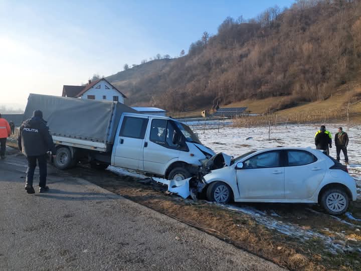  Două mașini au ieșit în decor între Nepos și Feldru! (FOTO)