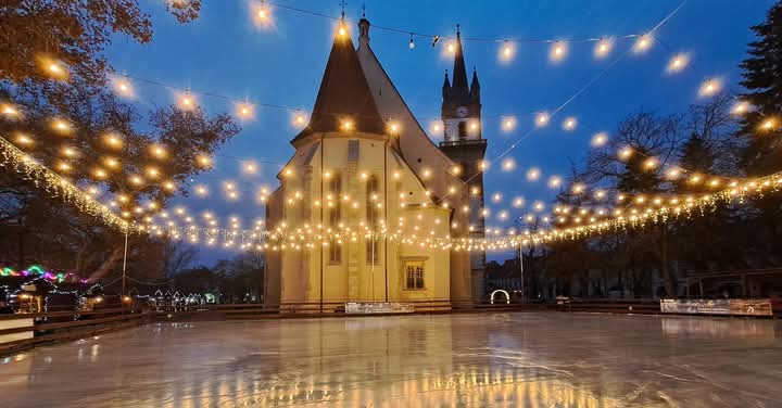  Sâmbătă, 1 februarie, se redeschide patinoarul din Centrul Bistriței