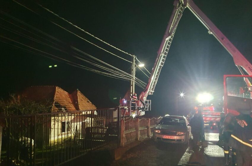  Incendiu la acoperișul unei case de locuit din Jelna