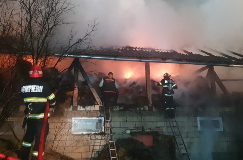  Incendiu de proporții în cartierul Lușca din Năsăud. Intervenție de durată a pompierilor pentru lichidarea focarelor. FOTO