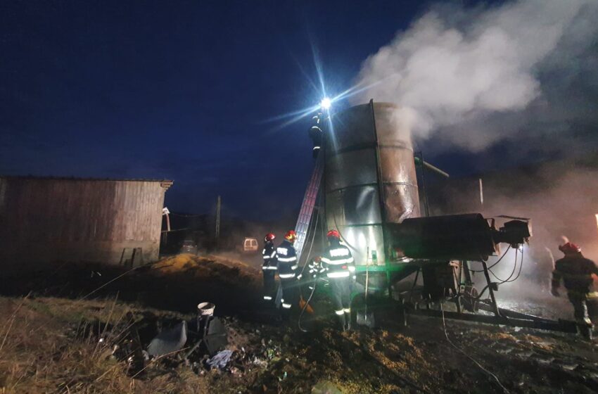  Un incendiu a cuprins un depozit de plante furajere de la o fermă din Tărpiu. FOTO/VIDEO