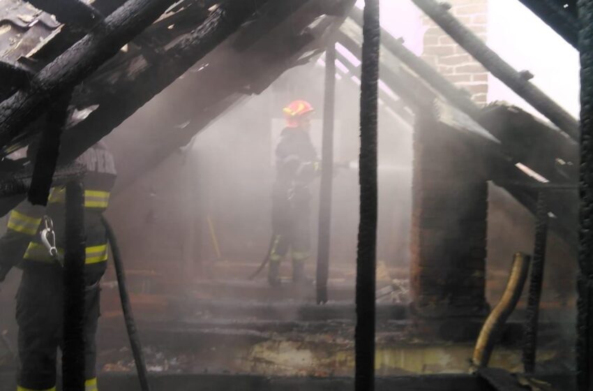  Incendiu la o casă de locuit din Dobricel. O femeie de 62 de ani a ajuns la spital