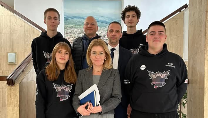  Ștefania Stere s-a întâlnit cu echipa de robotică InfoTronX (ITX) de la Colegiul Tehnic Infoel. FOTO