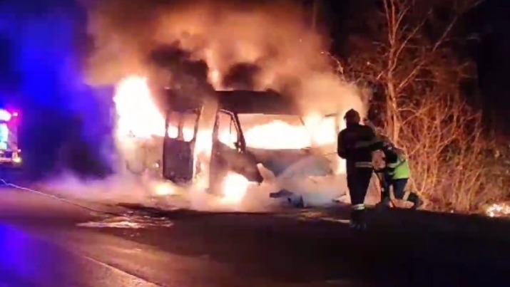  Un microbuz care transporta persoane a luat foc pe Dealul Târgului. VIDEO