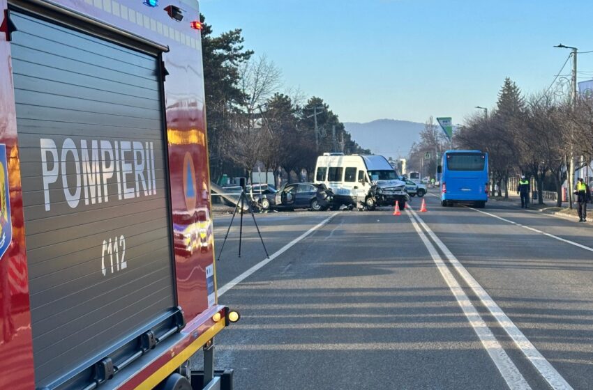  Accident rutier pe strada Libertății din Bistrița, între un microbuz și un autoturism