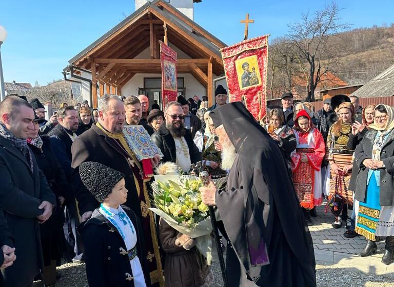  Mitropolitul Andrei a sfințit capela din Mititei. Primarului Cornel Runcan i-a fost acordată „Gramata Mitropolitană însoțită de Sfânta Scriptură”. FOTO