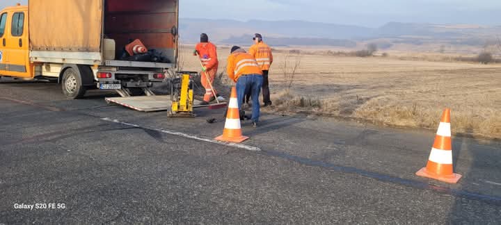  Se fac reparații asfaltice și înlocuiri de parapete metalice pe DN 17D. FOTO
