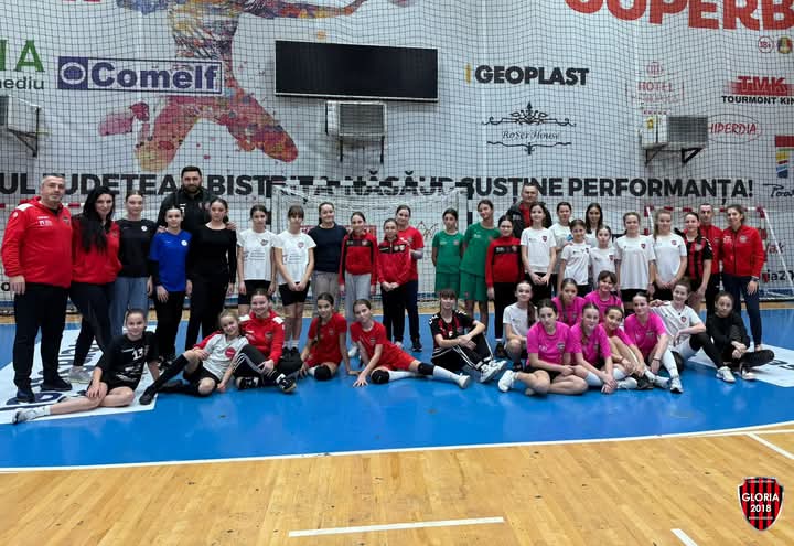  Handbalistele din programul Gloria Junior, antrenament comun la Bistrița! FOTO